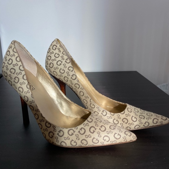 Beautiful comfy guess shoes - Picture 1 of 2